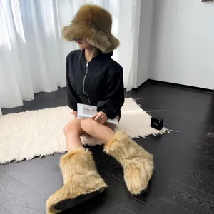 Chapeau bob en fausse fourrure marron surdimensionné et bottes assorties sur modèle