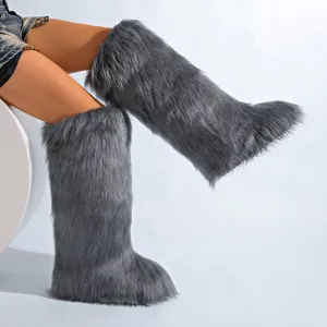 Vue détaillée de la texture douce en fausse fourrure grise sur ces bottes de neige hautes