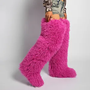 Detalle de botas mosqueteras de piel sintética rosa brillante de 72 cm para moda