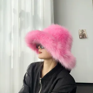 Détail d'un chapeau bob en fausse fourrure rose vif montrant sa texture douce et pelucheuse
