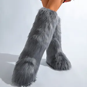 Vue détaillée des bottes grises en fausse fourrure avec imitation de fourrure de renard.
