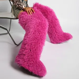 Botas altas hasta el muslo de lana de oveja sintética rosa en modelo