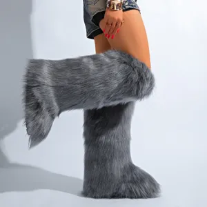 Détail de bottes de neige grises en fausse fourrure de renard montrant une texture douce.