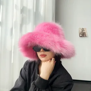 Vue détaillée d'un chapeau bob en fausse fourrure rose vif pour l'hiver.