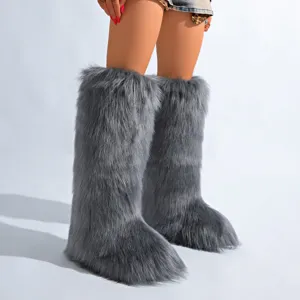 Détail des bottes de neige grises en fausse fourrure de renard pour l'hiver chaud