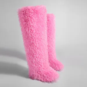 Primer plano detallado de botas de nieve de piel sintética rosa de 72cm para festivales