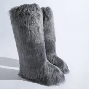 Détail de bottes de neige en fausse fourrure grise hauteur genou pour l'hiver