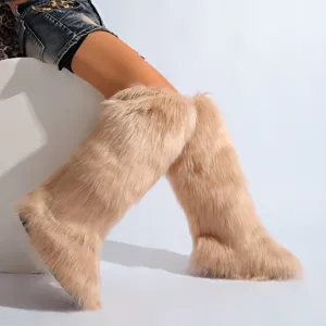 Vue détaillée de bottes hautes en fausse fourrure beige de luxe pour l'hiver