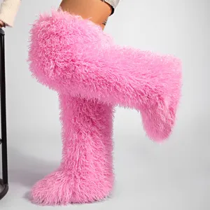 Detalle de las botas de nieve de piel sintética rosa brillante de 72 cm para carnaval