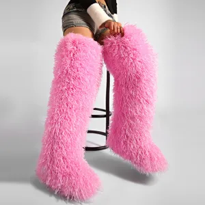 Detalle de botas mosqueteras de piel sintética rosa de 72 cm para el disfraz de carnaval