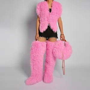 Botas altas de piel sintética de cordero rosa vibrante con chaleco y bolso a juego