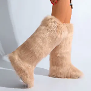 Détail de bottes de neige chaudes en fausse fourrure avec une texture moelleuse
