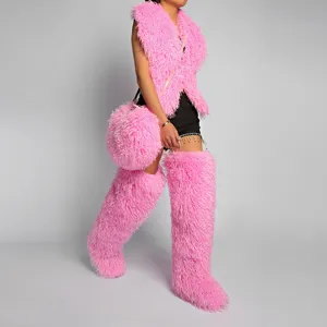 Detalle de las botas altas de piel sintética rosa de 72 cm para carnavales