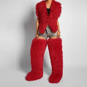 Botas de piel sintética roja de 72 cm por encima de la rodilla con chaleco a juego.