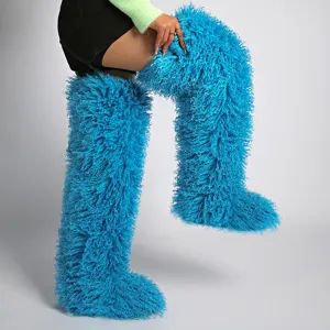 Primer plano de las botas por encima de la rodilla de piel sintética azul para looks de carnaval