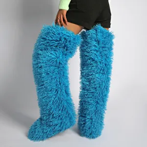 Toma de estudio detallada de botas de nieve de piel sintética azul brillante de 72 cm