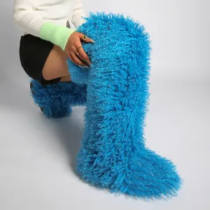 Detalle de cerca del suave pelo sintético azul en las botas de nieve por encima de rodilla.