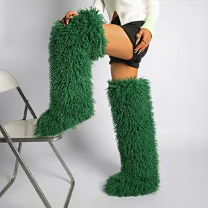 Vista detallada de botas verdes de piel sintética de Mongolia de 72 cm sobre la rodilla.