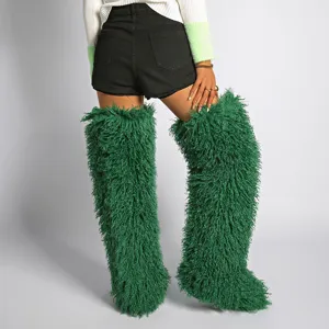 Detalle de botas verdes por encima de la rodilla de 72 cm en piel sintética rizada.