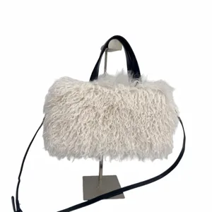 Borsa tote in ecopelliccia bianca riccia con manici e tracolla in pelle nera.