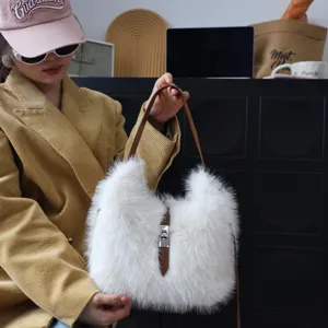 Elegante weiße flauschige Kunstfell-Schultertasche mit braunem Lederriemen und silbernem Verschluss