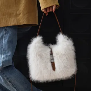 Detailansicht einer weißen Kunstpelz-Schultertasche mit silberner Schnalle und braunem Gurt