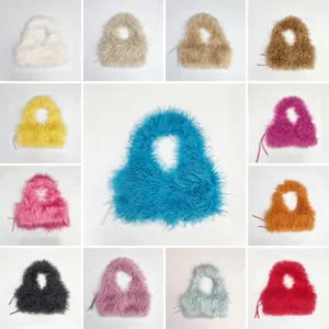 Una vivace collezione di accessori in finta pelliccia riccia in tredici colori differenti