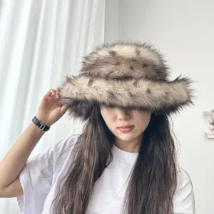 Nahaufnahme eines modischen Anglerhuts aus Kunstfuchspelz an einem Modell für das Winterstyling
