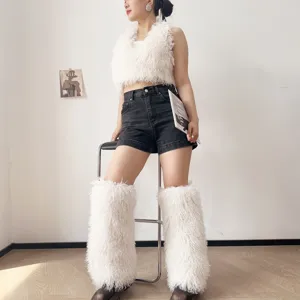 Scaldamuscoli bianchi in finta pelliccia Y2K per moda subcultura e calore invernale