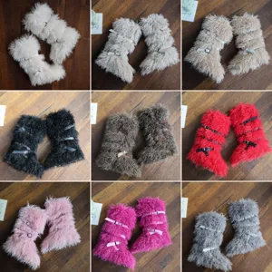 Collage di stivali da neve in ecopelliccia con cinturini a fibbia e rivetti in varie tonalità.