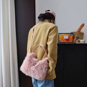 Modische rosa Schultertasche aus Kunstfell, präsentiert von einem Modell zu Hause