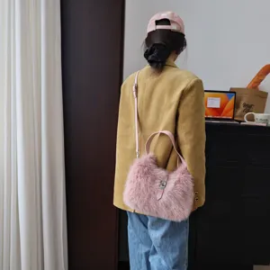 Detailansicht der rosa flauschigen Kunstfelltasche mit einem Cord-Blazer kombiniert