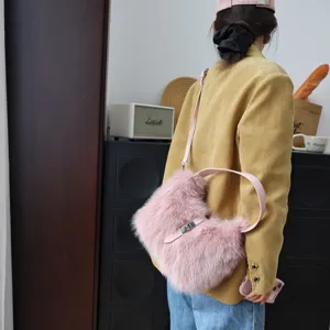Detailansicht einer süßen rosa Plüschumhängetasche aus Kunstpelz auf einem gelben Blazer