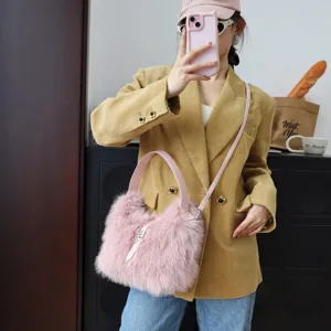 Detailansicht der niedlichen rosa Plüsch-Umhängetasche mit khakifarbenem Blazer