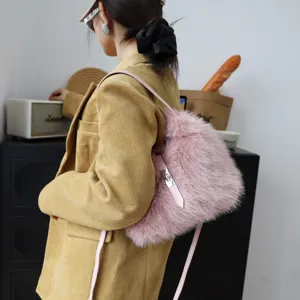 Detailansicht einer rosa Kunstfelltasche, getragen zu einem gelben Cordblazer