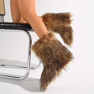 Primer plano de botas de nieve Y2K de piel sintética marrón con textura peluda y suave