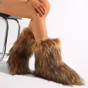 Detalle de botas de nieve de piel sintética de color marrón para mujer estilo Y2K
