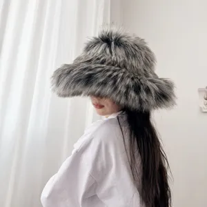 Detailansicht eines flauschigen grauen Fischerhutes aus Kunstpelz bei einem Model