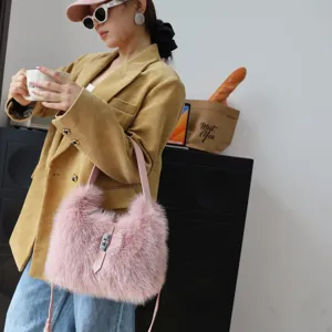 Rosa Kunstpelz Umhängetasche kombiniert mit Cord-Blazer für einen schicken Look