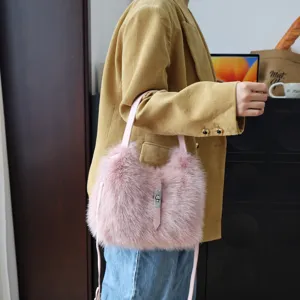 Detailansicht der flauschigen rosa Kunstpelztextur und des silbernen Drehverschlusses