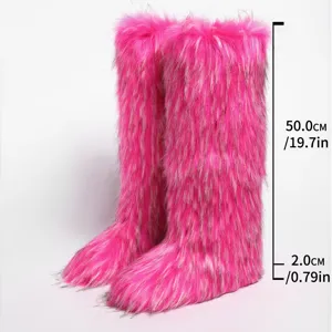 Detailansicht der Y2K-Stiefel aus rosa Kunstpelz mit Höhenangaben und genauen Maßen.