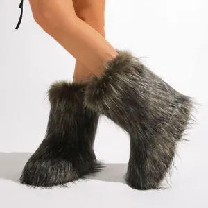Primer plano de botas de nieve Y2K de piel sintética para mujer