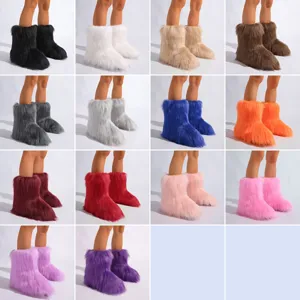 Plusieurs variantes de couleurs de bottes de neige en fausse fourrure dans une grille