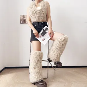 Set chic di scaldamuscoli Y2K in ecopelliccia riccia e crop top coordinato per l'inverno