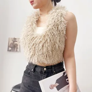 Texture dettagliata del gilet a collo alto in finta pelliccia riccia beige stile Mongolia