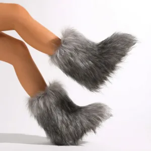 Primer plano de botas de nieve de pelo sintético gris con textura suave Y2K
