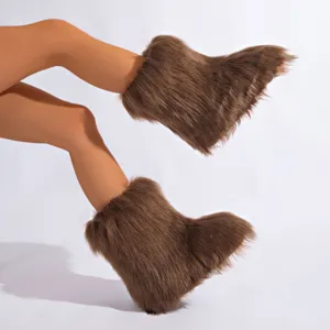 Détail de bottes de neige en fausse fourrure marron avec une texture épaisse