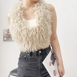 Primo piano di un elegante gilet halter in finta pelliccia di agnello riccia color crema