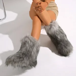 Botas de nieve Y2K de piel sintética gris para mujer mostradas en una modelo.
