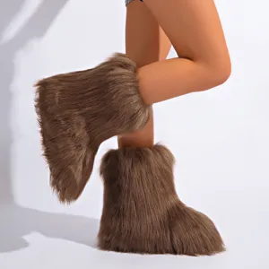 Vue détaillée de bottes de neige en fausse fourrure marron portées par un mannequin